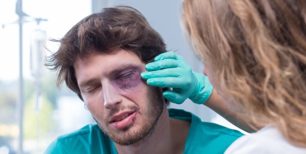 treating eye cuts at home