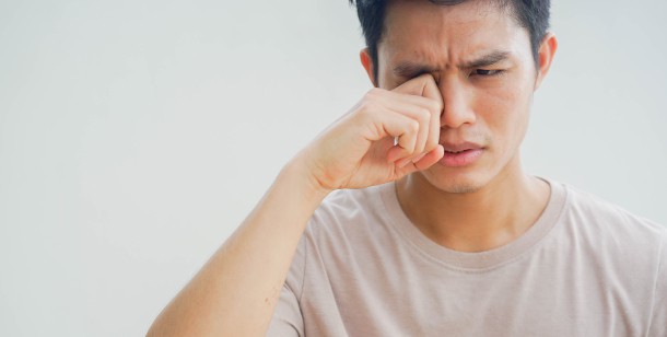 Mild symptoms include itchy skin, sneezing, stuffy nose, upset stomach, and itchy red eyes. 